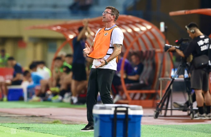 HLV Hà Nội FC Harry Kewell chỉ đạo ngoài đường biên. Ảnh: Hoàng Huynh