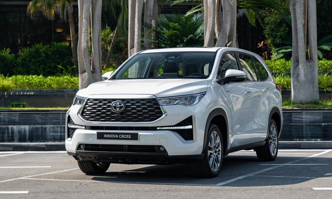 Mẫu Innova Cross lăn bánh tại Việt Nam. Ảnh: TMV