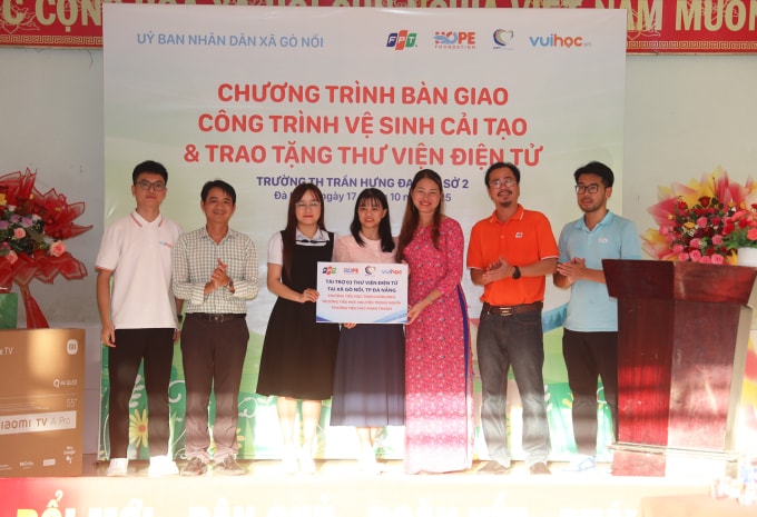 Đại diện Vuihoc, FPT và Quỹ Hy vọng trao bảng tượng trưng thư viện điện tử cho 3 trường tại xã Gò Nổi, Đà Nẵng. Ảnh: Ngọc Huy