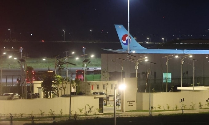 Máy bay Hàn Quốc chờ tại sân bay Techo, gần Phnom Penh, để đưa 64 công dân bị bắt tại Campuchia hồi hương rạng sáng 18/10. Ảnh: Yonhap