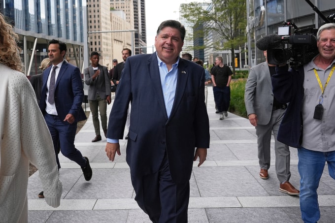 Thống đốc Illinois JB Pritzker tại thành phố Chicago ngày 25/8. Ảnh: AFP