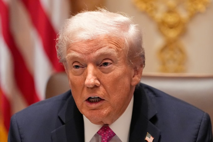 Tổng thống Mỹ Donald Trump phát biểu trước bữa trưa với người đồng cấp Ukraine Volodymyr Zelensky tại Phòng Nội các, Nhà Trắng, ngày 17/10. Ảnh: AP