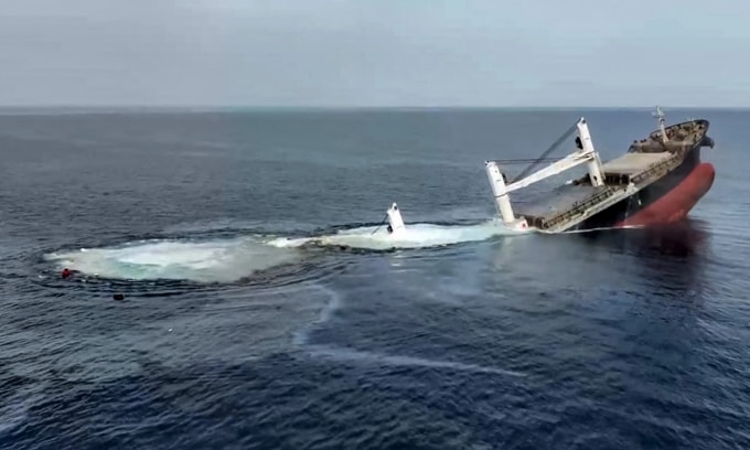 Tàu hàng Eternity C chìm sau khi trúng tên lửa Houthi hôm 9/7. Ảnh: AFP