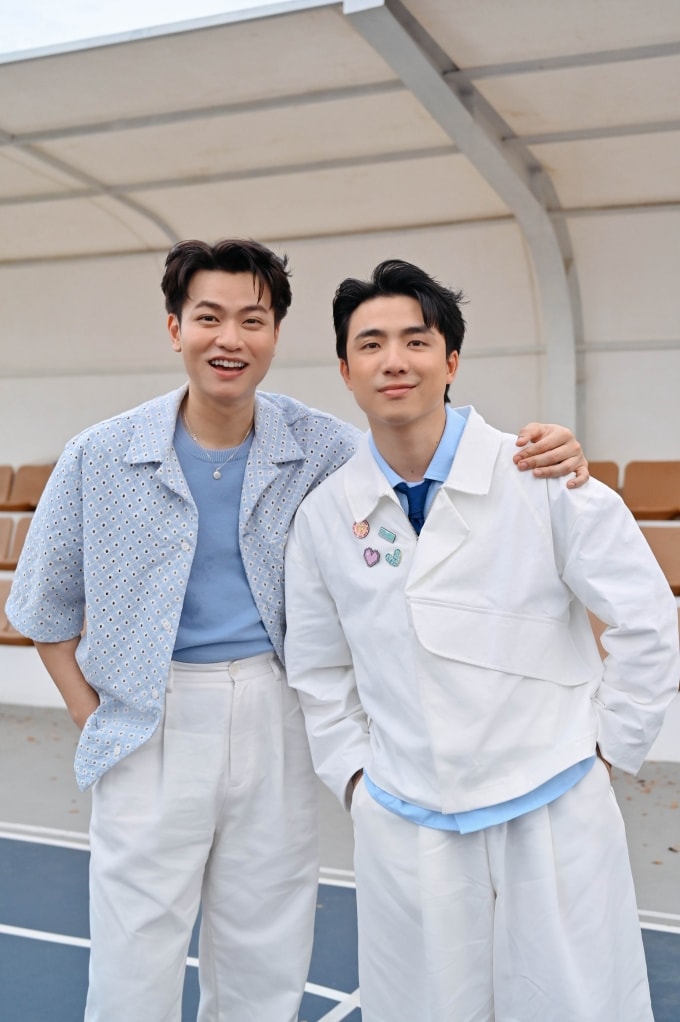 Ninh Anh Bùi (phải) mời Nguyễn Tùng Dương. Ảnh: NVCC