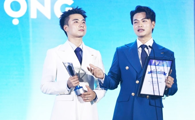 Ninh Anh Bùi (phải) mời Nguyễn Tùng Dương lên sân khấu Vietnam iContent Awards 2024 nhận giải Nhà sáng tạo nội dung triển vọng. Ảnh: Quỳnh Trần