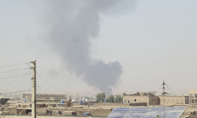 Khói bốc lên từ phía Afghanistan sau các cuộc đấu súng giữa lực lượng Pakistan và Afghanistan hôm 15/10. Ảnh: Reuters