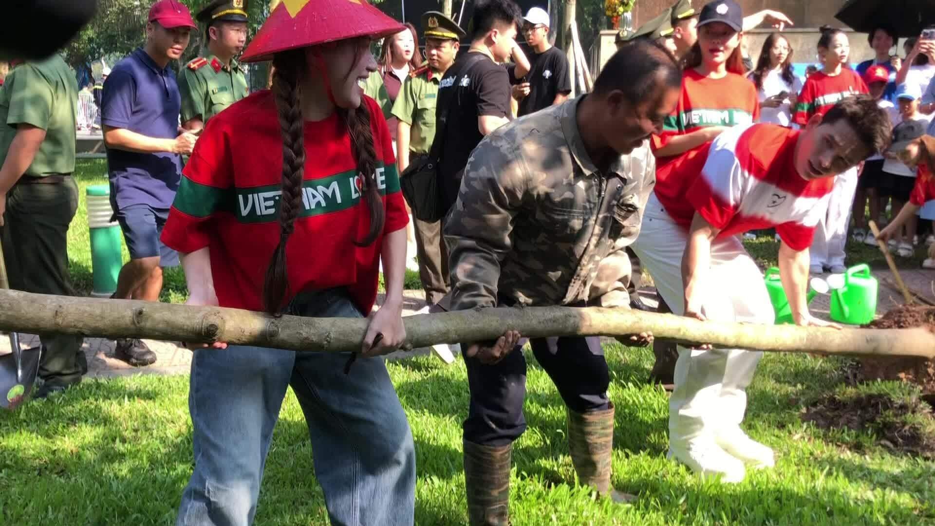 Nghệ sĩ hưởng ứng chương trình '8.000 cây hoa vì Thủ đô xanh'