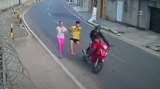 Xe máy đốn ngã người chạy bộ dưới lòng đường