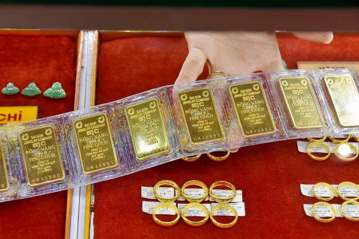 Giá vàng miếng SJC và vàng nhẫn giảm mạnh trong bối cảnh giá vàng thế giới lao dốc - Ảnh 2. Giá vàng miếng SJC và vàng nhẫn giảm mạnh trong bối cảnh giá vàng thế giới lao dốc - Ảnh 2.