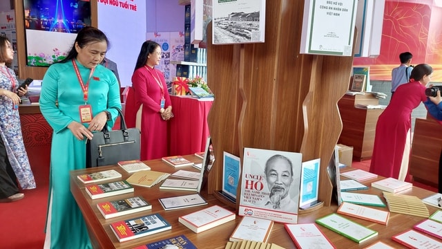 TPHCM trao tặng Không gian 'Cây tri thức' và 126.000 quyển sách tại Học viện Cán bộ- Ảnh 1. TPHCM trao tặng Không gian 'Cây tri thức' và 126.000 quyển sách tại Học viện Cán bộ- Ảnh 1.