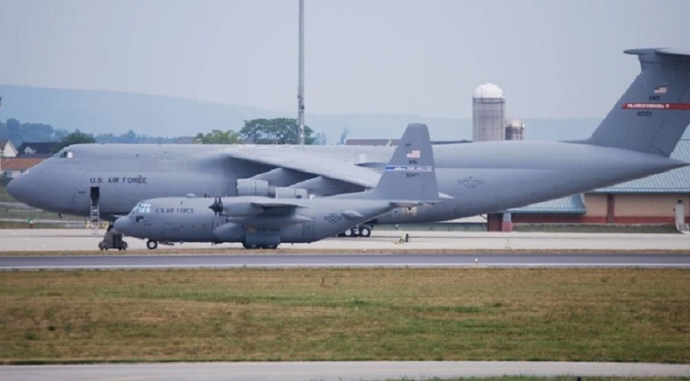 Máy bay vận tải hạng nặng C-5 bên cạnh máy bay vận tải hạng trung C-130. Ảnh Military Watch