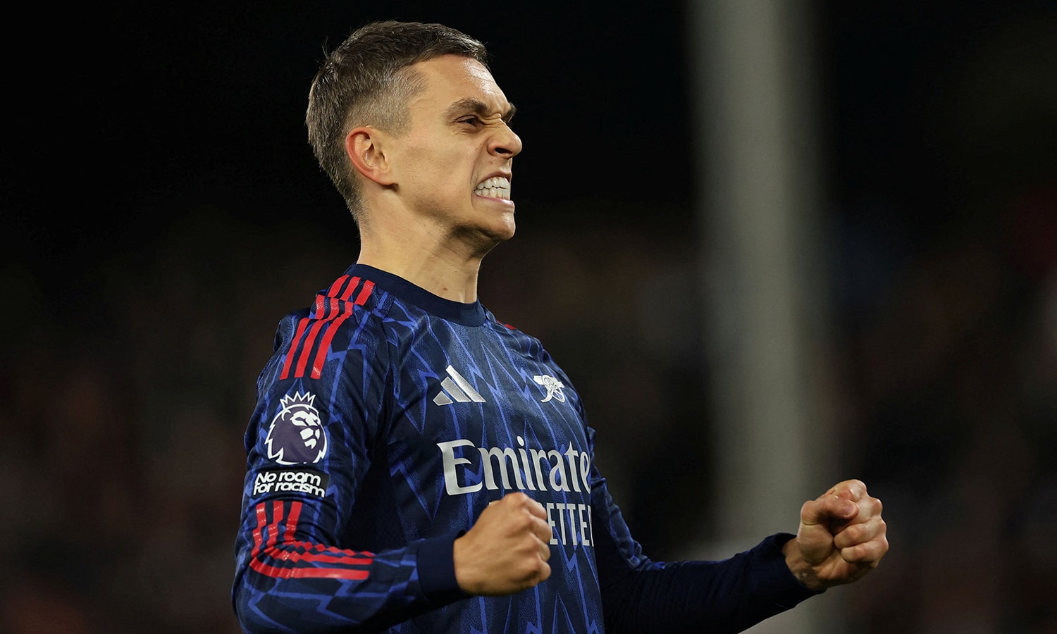 Arsenal tiếp tục đứng đầu bảng xếp hạng.