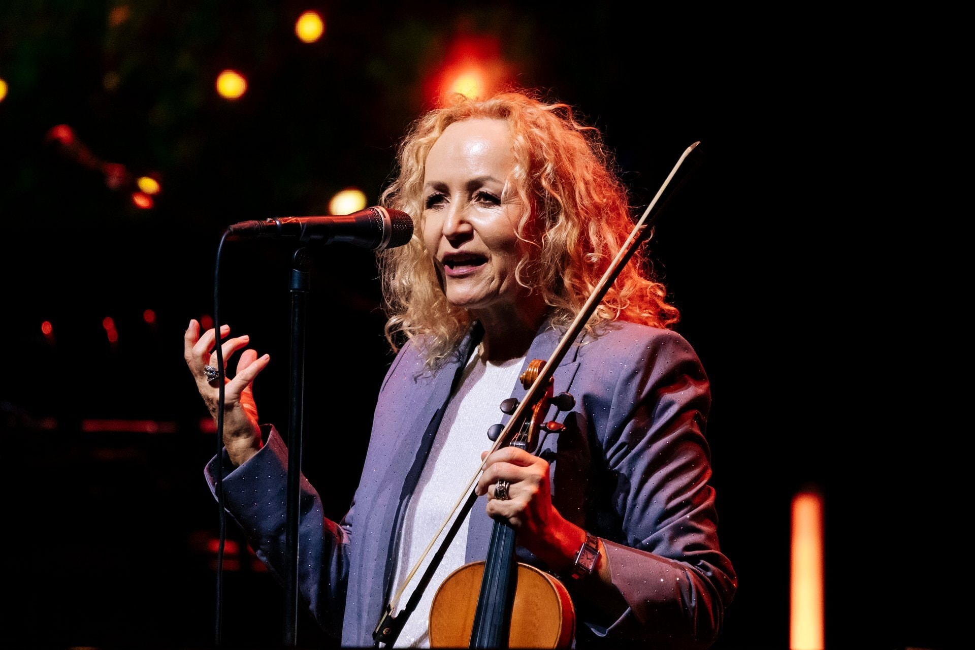 Fionnuala Sherry không chỉ biểu diễn mà còn chia sẻ những câu chuyện phía sau các sáng tác của nhóm.