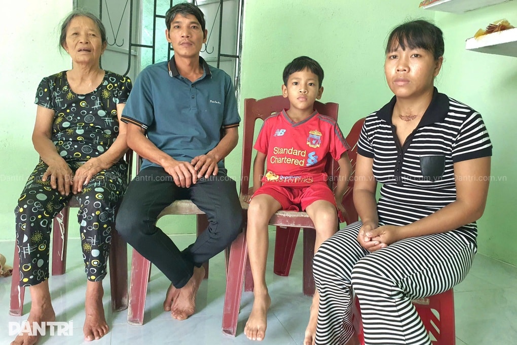 Người đàn ông trụ cột làm nghề phụ hồ “gánh” mẹ bị mù lòa, vợ bệnh nặng - 1 Người đàn ông trụ cột làm nghề phụ hồ “gánh” mẹ bị mù lòa, vợ bệnh nặng - 1