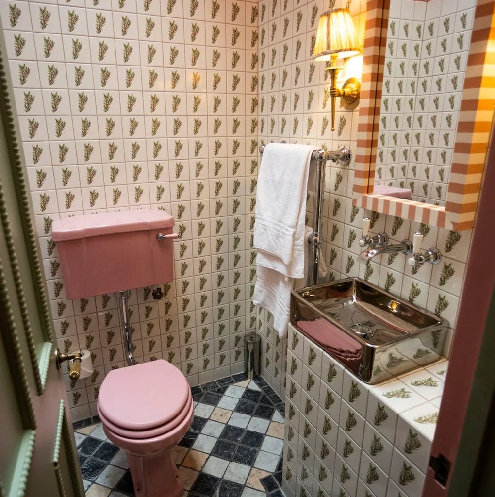 Khách sạn từng là WC công cộng có 2 phòng ở lòng đất, giá 6 triệu đồng/đêm - 3 Khách sạn từng là WC công cộng có 2 phòng ở lòng đất, giá 6 triệu đồng/đêm - 3