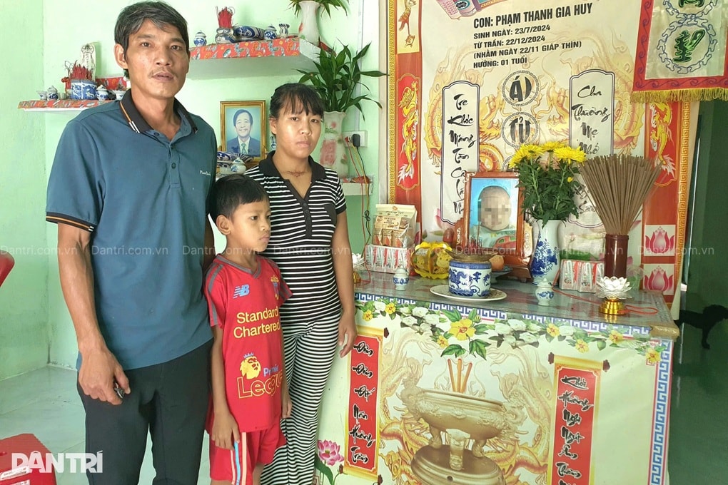 Người đàn ông trụ cột làm nghề phụ hồ “gánh” mẹ bị mù lòa, vợ bệnh nặng - 2 Người đàn ông trụ cột làm nghề phụ hồ “gánh” mẹ bị mù lòa, vợ bệnh nặng - 2