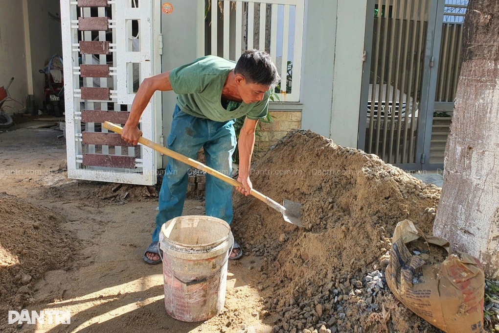 Người đàn ông trụ cột làm nghề phụ hồ “gánh” mẹ bị mù lòa, vợ bệnh nặng - 3 Người đàn ông trụ cột làm nghề phụ hồ “gánh” mẹ bị mù lòa, vợ bệnh nặng - 3
