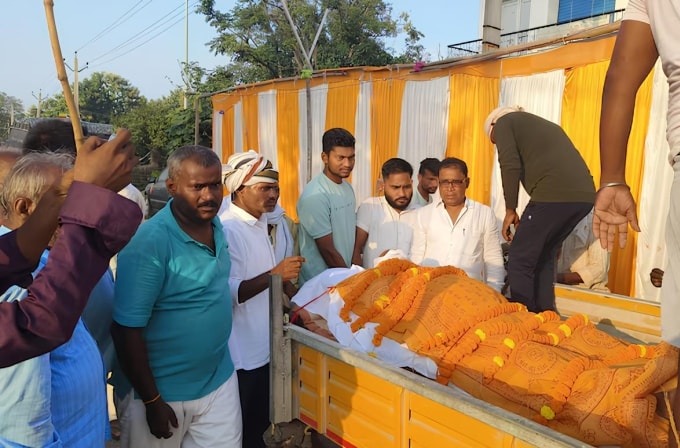 Lễ tang của ông Mohan Lal được tổ chức đầy đủ nghi lễ. Ảnh: Indiatoday