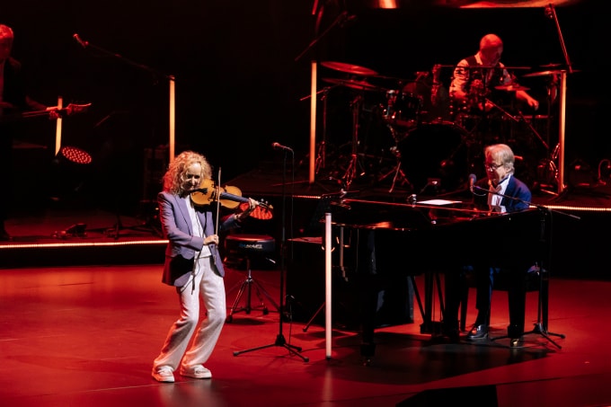 Fionnuala Sherry (trái) và Rolf Løvland trên sân khấu. Ảnh: Ban tổ chức cung cấp