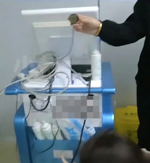 Thiết bị cao cấp được quảng cáo có thể loại bỏ được khối u được tìm thấy tại cơ sở y tế điều trị cho con bà Ma. Ảnh: Sina
