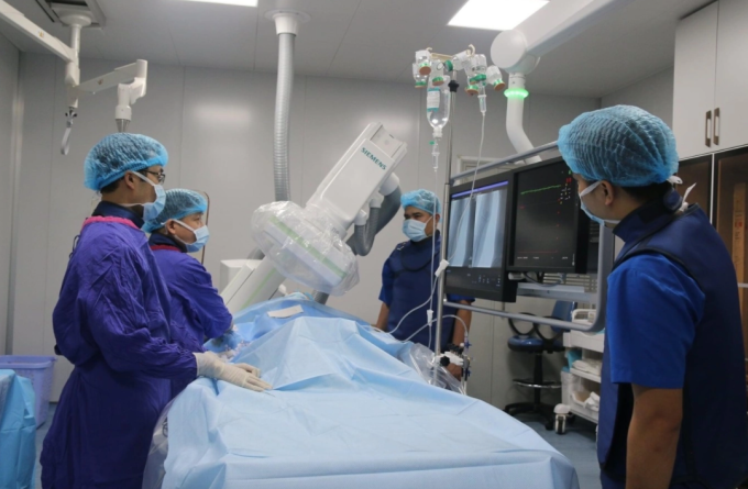 Các bác sĩ đang can thiệp tim mạch cho bệnh nhân. Ảnh: Thuỳ An