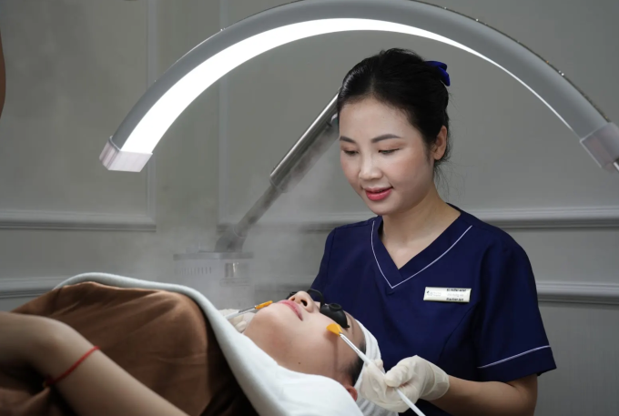 Bác sĩ làm sạch và chăm sóc da cơ bản cho một phụ nữ trước khi tiêm botox. Ảnh: Bệnh viện Đa khoa Tâm Anh