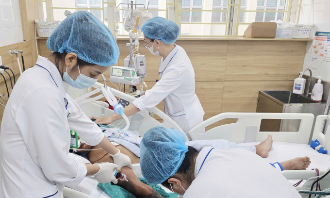 Bệnh nhân bị rắn hổ mang cắn. Ảnh: Nguyên Hà