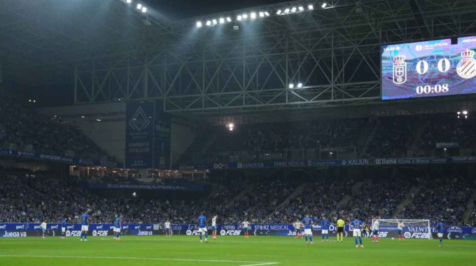 Các cầu thủ Real Oviedo và Espanyol đứng yên, không thi đấu 15 giây đầu trận đấu ở vòng 9 La Liga ngày 17/10. Ảnh: ESPN