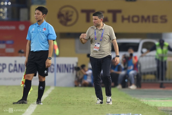 HLV Gerard Albadalejo chỉ đạo trong trận Ninh Bình thắng Hà Nội FC 2-1 ở vòng 7 V-League 2025-2026, trên sân Hàng Đẫy, Hà Nội ngày 18/10/2025. Ảnh: Hoàng Huynh
