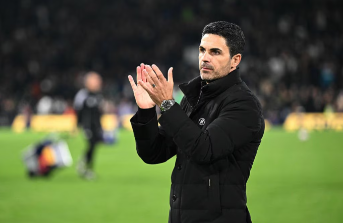 HLV Mikel Arteta vỗ tay tri ân người hâm mộ sau trận Arsenal thắng Fulham 1-0 ở vòng 8 Ngoại hạng Anh trên sân Craven Cottage, London, Anh ngày 18/10/2025. Ảnh: Arsenal FC