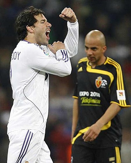 Ruud van Nistelrooy từng gặp rắc rối vì kiểu ăn mừng corte de mangas khi còn khoác áo Real.