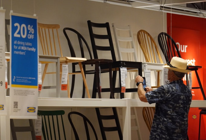 Khách hàng mua sắm tại một cửa hàng nội thất ở Emeryville, bang California ngày 26/9. Ảnh: AFP