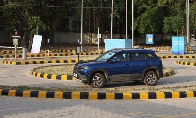 Khu sa hình của một trường đào tạo lái xe ở Ấn Độ. Ảnh: Indian Express
