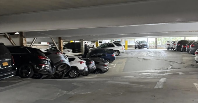 Sàn nhà cong vênh trong bãi đỗ xe ở White Plains sau khi một phần sàn bị sập vào ngày 15/10. Ảnh: CBS News