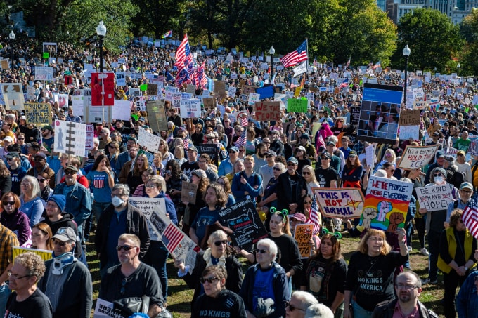 Người biểu tình phản đối Tổng thống Donald Trump ở Boston, bang Massachusetts ngày 18/10. Ảnh: AFP