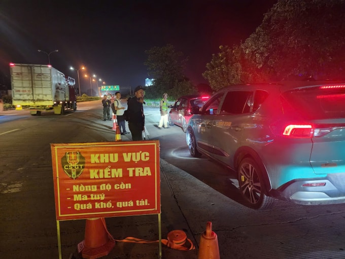 Đội CSGT số 3, Cục CSGT xuyên đêm kiểm tra nồng độ cồn trên cao tốc Pháp Vân- Cầu Giẽ, tối 18/10. Ảnh: Việt An