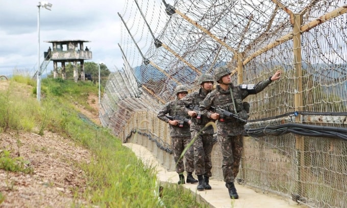 Binh sĩ Hàn Quốc tuần tra dọc đường giới tuyến tại DMZ hồi năm 2015. Ảnh:  AFP