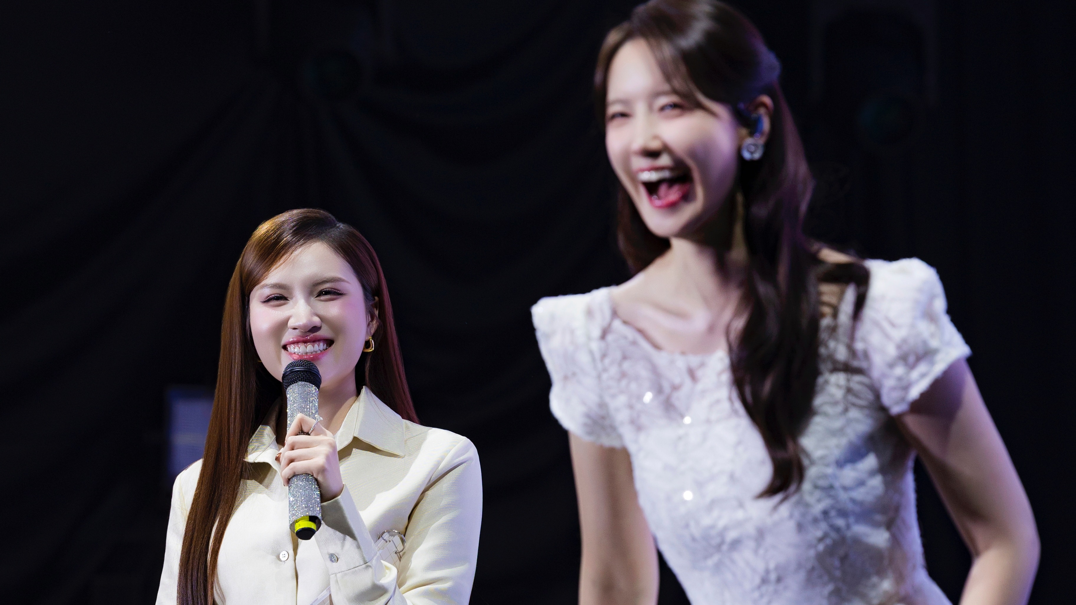 'Nữ thần' Yoona thích thú tạo dáng với nón lá