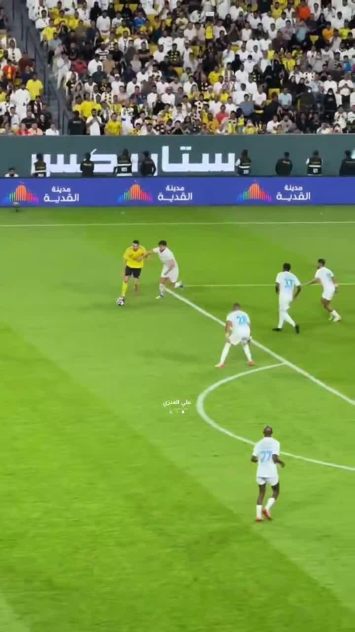 Ronaldo trượt phạt đền, ghi siêu phẩm cùng một trận đấu