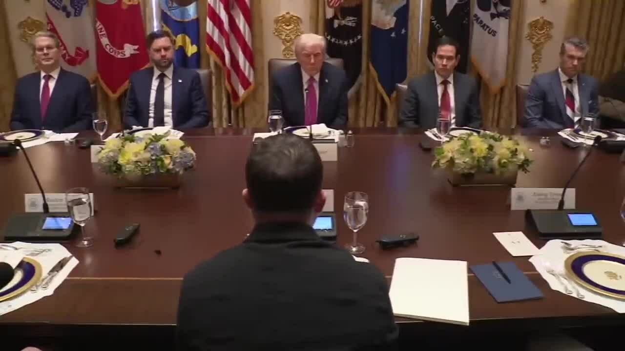 Ông Trump khen áo của ông Zelensky 'phong cách'