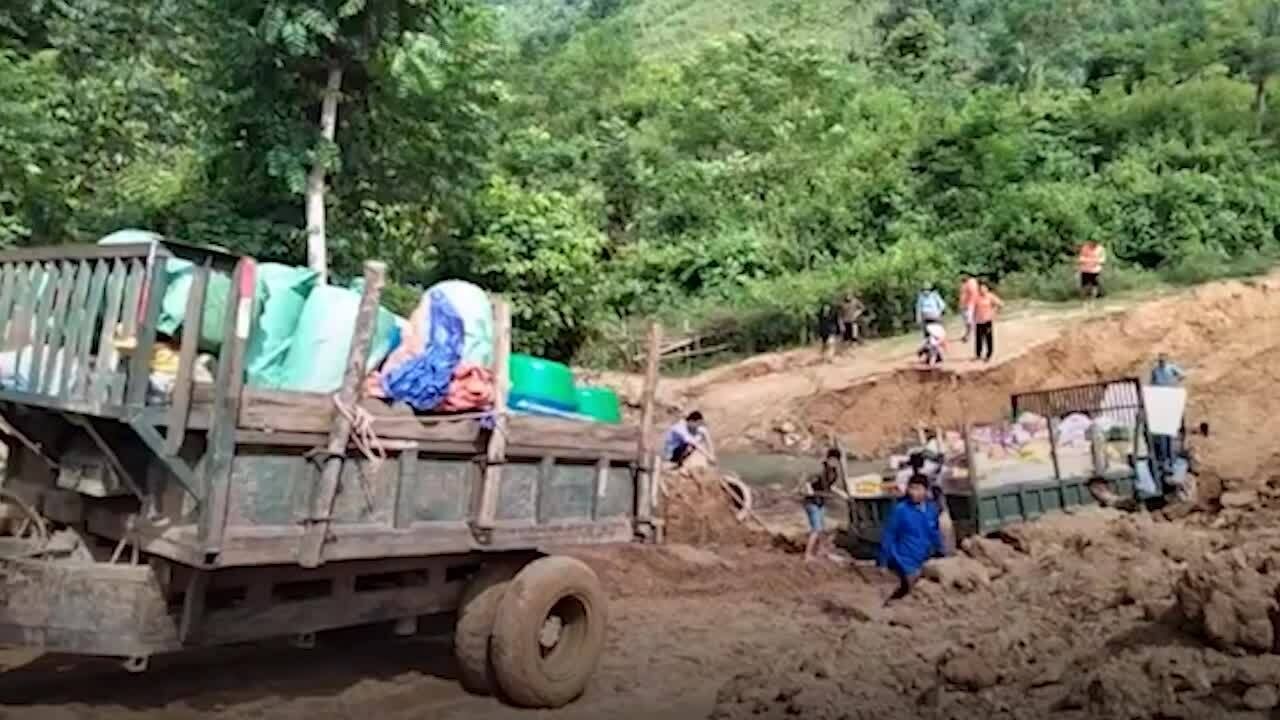 Băng rừng, lội suối đưa hàng cứu trợ cho hơn 200 hộ dân bị cô lập