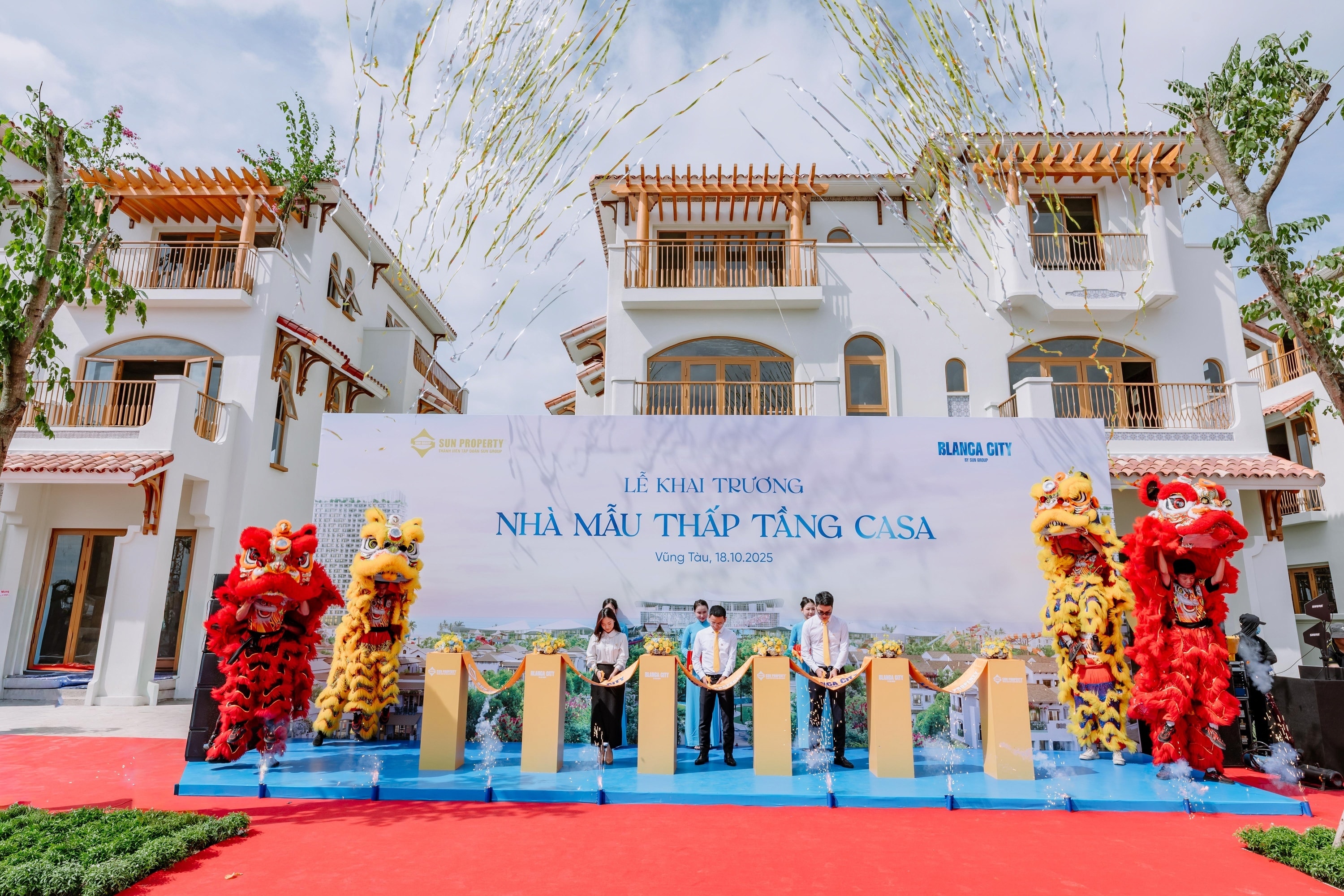 Lễ khai trường nhà mẫu thấp tầng Casa diễn ra sáng ngày 18/10. (Ảnh: Minh Khánh)
