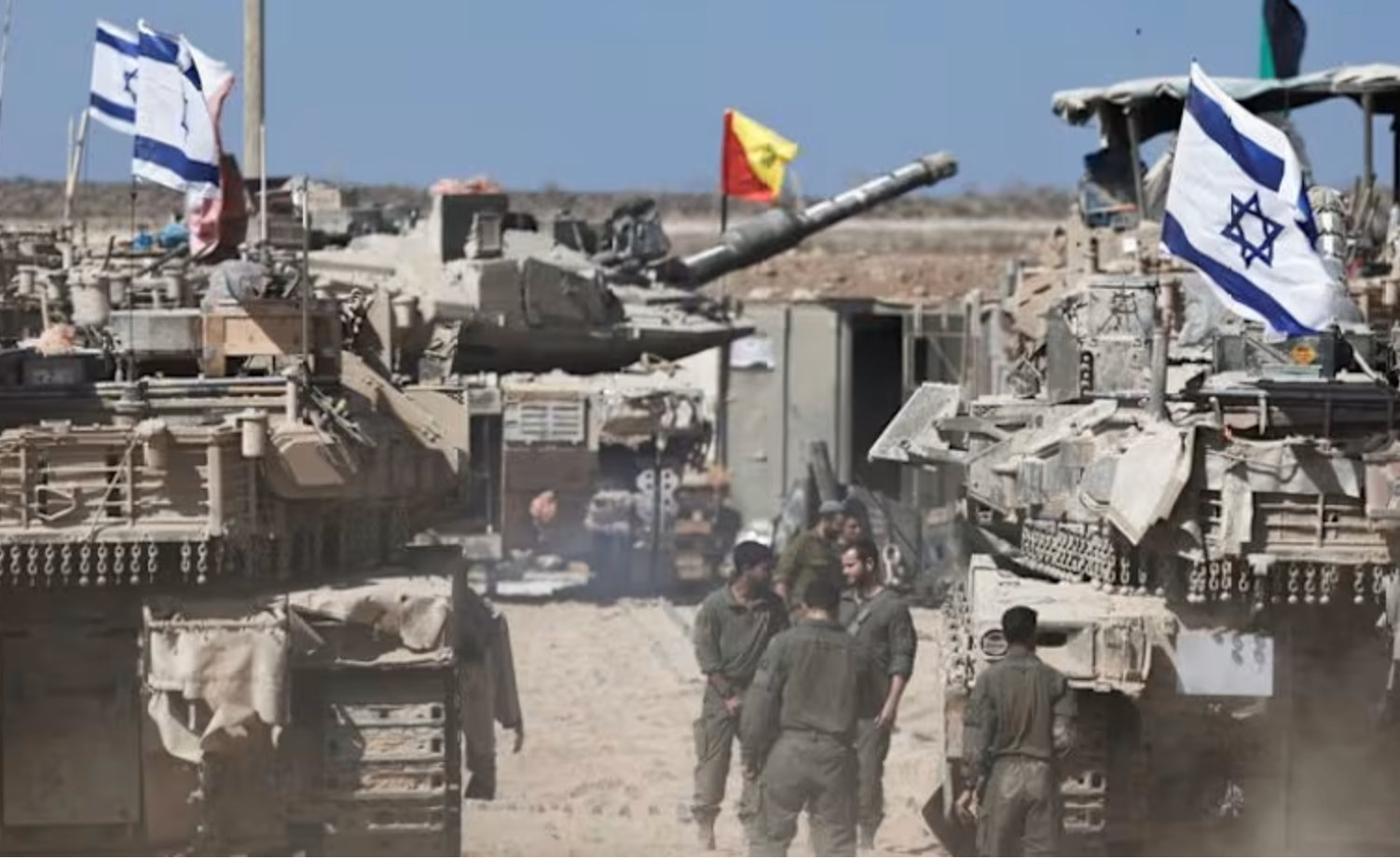 Binh lính Israel đứng cạnh xe tăng gần biên giới Israel - Gaza. (Ảnh: Reuters)