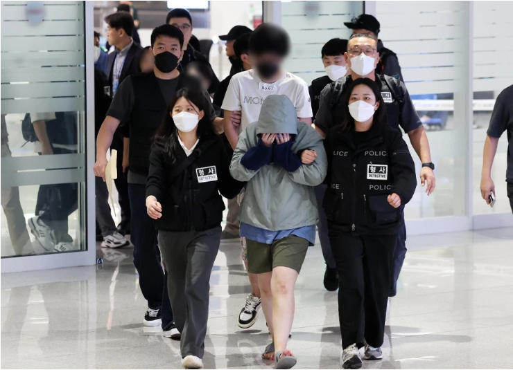 Những người Hàn Quốc bị giam giữ tại Campuchia vì nghi liên quan đến các vụ lừa đảo trực tuyến đã được áp giải về sân bay quốc tế Incheon hôm 18/10, dưới sự hộ tống của cảnh sát. Ảnh: Joint Press Corps