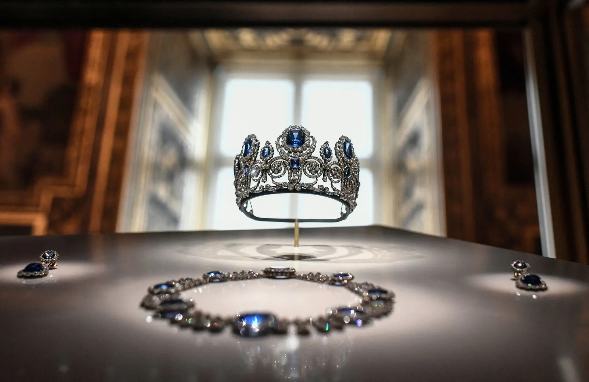 Bộ nữ trang nạm 24 viên sapphire Ceylon và hơn 1.000 viên kim cương, từng được đeo bởi Hoàng hậu Marie-Amélie; chỉ một chiếc bông tai bị lấy đi. (Ảnh: Stephane De Sakutin/Agence France-Presse — Getty Images)