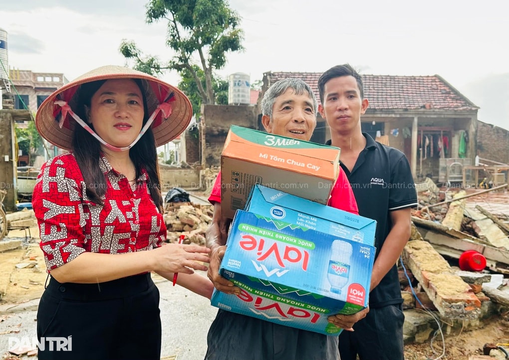 Cụ ông bị lũ cuốn ra bụi tre, mắt đỏ hoe nhìn nhà sập - 4 Cụ ông bị lũ cuốn ra bụi tre, mắt đỏ hoe nhìn nhà sập - 4
