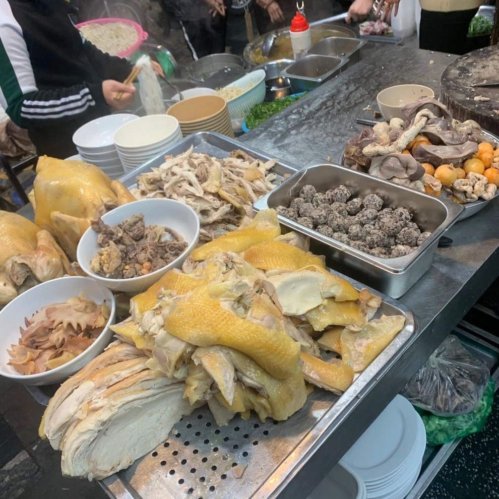 Ăn phở giá 150.000 đồng và 60.000 đồng ở Hà Nội, khách nước ngoài nói gì? - 2 Ăn phở giá 150.000 đồng và 60.000 đồng ở Hà Nội, khách nước ngoài nói gì? - 2