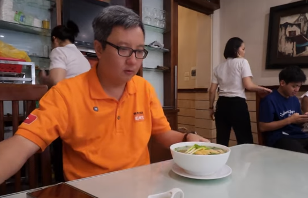 Ăn phở giá 150.000 đồng và 60.000 đồng ở Hà Nội, khách nước ngoài nói gì? - 1 Ăn phở giá 150.000 đồng và 60.000 đồng ở Hà Nội, khách nước ngoài nói gì? - 1