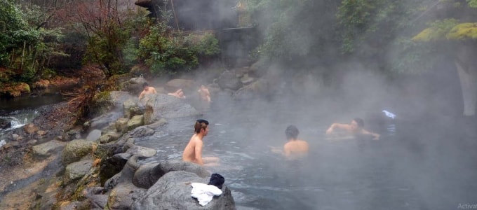 Khách đến tắm onsen tại Nhật Bản. Ảnh: Alamy