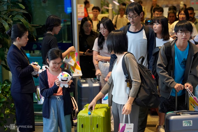 Một hành khách nhí thích thú được nhận quà lưu niệm tại sảnh đón Nhà ga quốc tế Đà Nẵng. Ảnh: Nguyễn Đông